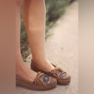 MINNETONKA SZ 6 EMBROIDERED MOCASSINS El Paso kilty brown suede